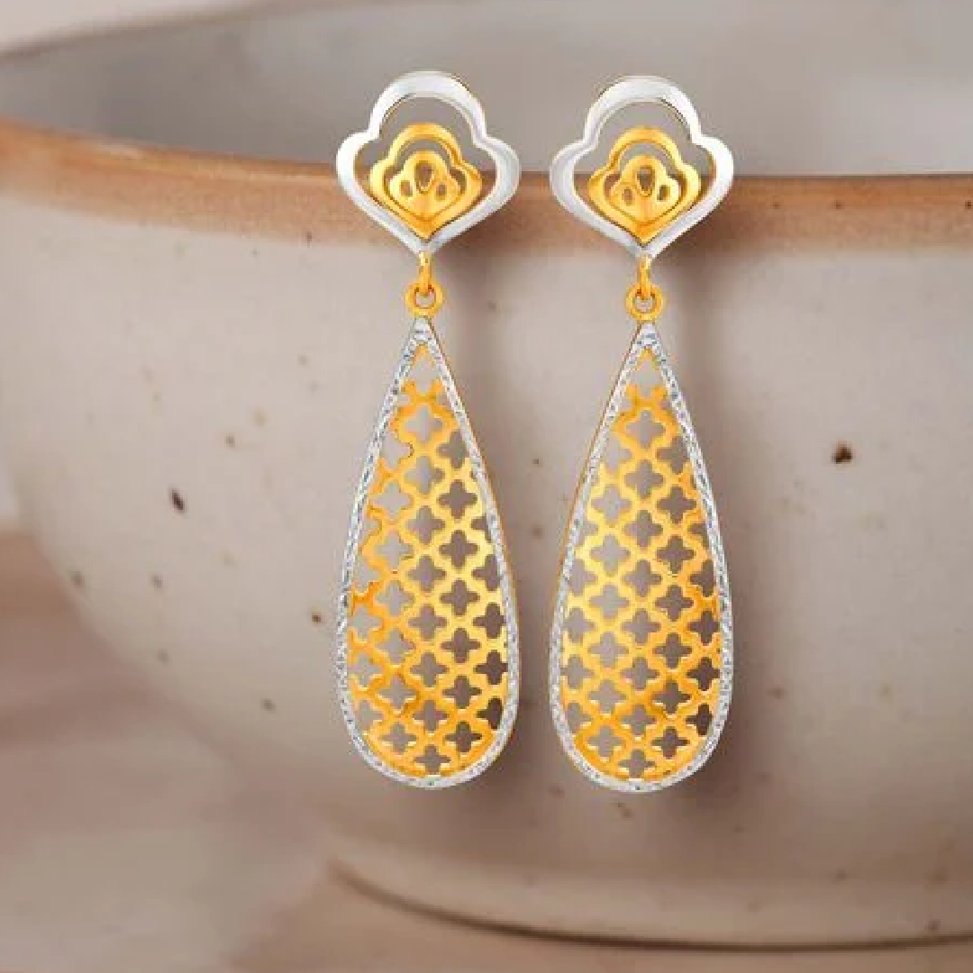 Elegant White Stud Earrings - Timeless & Versatile Jewelry 